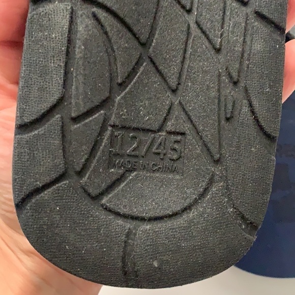 NWOT Shark Rescue Men’s Flip Flops - Picture 7 of 9